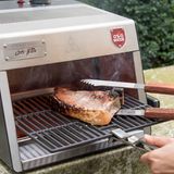 Die Flammen haben das Steak schön kross gebraten.