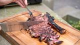 Ein bisschen tüfteln muss man schon, bis man das perfekte Grill-Ergebnis erhält. Von außen ist das Steak fast schon zu kross, innen ist es noch relativ roh. Geschmacklich aber ist es die Wucht.