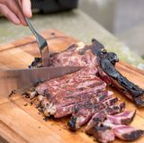 Ein bisschen tüfteln muss man schon, bis man das perfekte Grill-Ergebnis erhält. Von außen ist das Steak fast schon zu kross, innen ist es noch relativ roh. Geschmacklich aber ist es die Wucht.