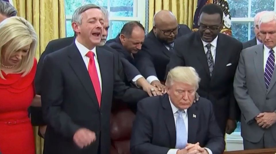 Spirituelles aus dem Weißen Haus: Donald Trumps "unheimliches" Gebet im Oval Office Spirituelles aus dem Weißen Haus: Donald Trumps "unheimliches" Gebet im Oval Office