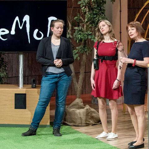 Emotionaler Höhepunkt in der Höhle der Löwen: Saskia Holodynski (links), Dindia Gutmann und Anna Vonnemann präsentieren MoveAid. Ihre Firma heißt ReMoD.