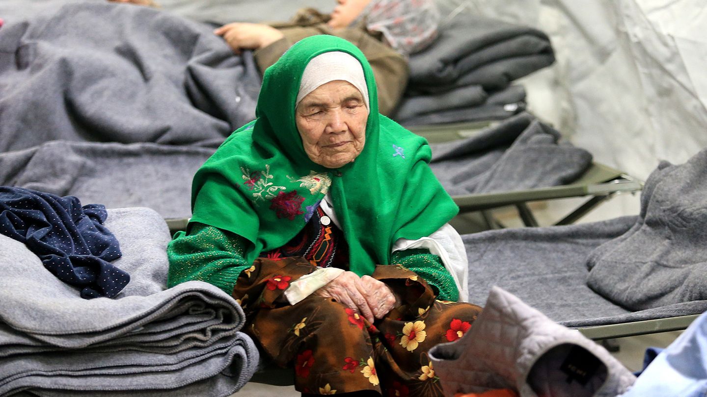 Die 106-Jährige Frau sitzt auf einem Feldbett in einem Zeltlager in Kroatien