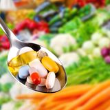 Vor allem in den USA stopfen sich die Menschen mit Pillen voll. Ganz nach dem Motto: Iss dein Gemüse, bewege dich und nimm deine Vitamine. Alles Unsinn. Von wirklichem Nutzen sind nur Vitamin-D, Zink und Folsäure für Schwangere. Lesen Sie mehr dazu hier!