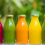 Obst und Gemüse machen vor allem wegen der enthaltenen Ballaststoffe satt. Frisch gepresst steckt in den Säften vor allem eins: Zucker. Deshalb Obst und Gemüse lieber im Ganzen essen.