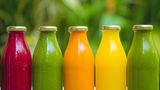 Obst und Gemüse machen vor allem wegen der enthaltenen Ballaststoffe satt. Frisch gepresst steckt in den Säften vor allem eins: Zucker. Deshalb Obst und Gemüse lieber im Ganzen essen.