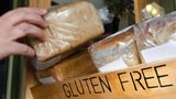Wer an Zöliakie erkrankt ist, muss peinlich genau darauf achten, dass kein Lebensmittel mit Gluten kontaminiert ist. Was das für einen Betroffenen heißt, können Sie hier lesen. Für alle anderen aber gilt: Glutenfreies Brot ist nicht gesünder und normales Brot wird keinen negativen Effekt auf den Körper haben.