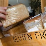 Wer an Zöliakie erkrankt ist, muss peinlich genau darauf achten, dass kein Lebensmittel mit Gluten kontaminiert ist. Was das für einen Betroffenen heißt, können Sie hier lesen. Für alle anderen aber gilt: Glutenfreies Brot ist nicht gesünder und normales Brot wird keinen negativen Effekt auf den Körper haben.