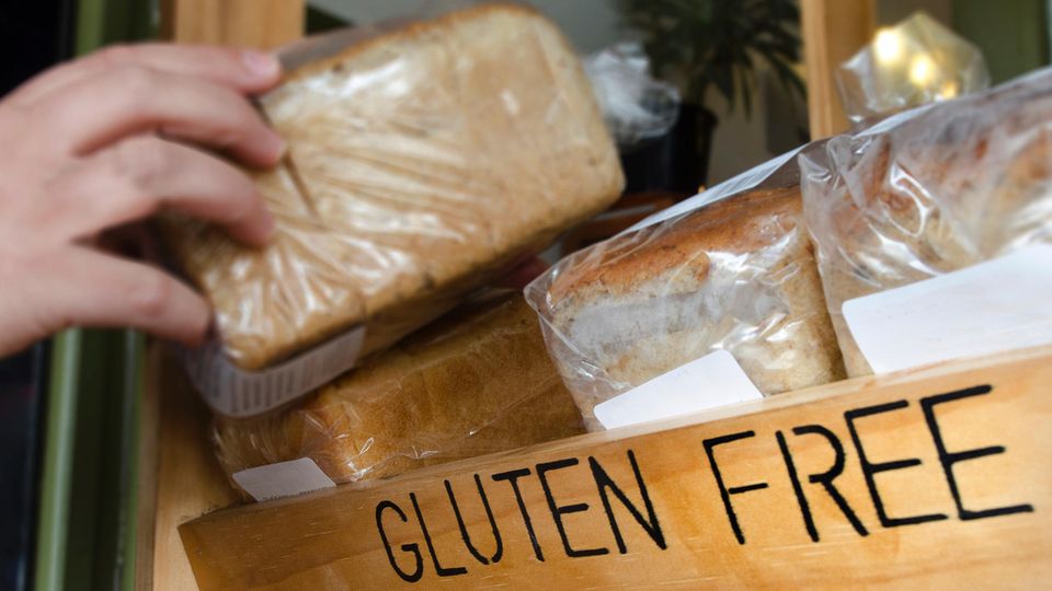 Ernährung: Wer an Zöliakie erkrankt ist, muss peinlich genau darauf achten, dass kein Lebensmittel mit Gluten kontaminiert ist. Was das für einen Betroffenen heißt, können Sie hier lesen. Für alle anderen aber gilt: Glutenfreies Brot ist nicht gesünder und normales Brot wird keinen negativen Effekt auf den Körper haben. Wer an Zöliakie erkrankt ist, muss peinlich genau darauf achten, dass kein Lebensmittel mit Gluten kontaminiert ist. Was das für einen Betroffenen heißt, können Sie hier lesen. Für alle anderen aber gilt: Glutenfreies Brot ist nicht gesünder und normales Brot wird keinen negativen Effekt auf den Körper haben.