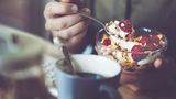 Viele Gesundheits- und Foodblogger propagieren Granola gewissermaßen als gesundes Frühstück. Das stimmt unter Umständen für ein selbst hergestelltes Knuspermüsli. Schließlich weiß man nur dann, welche Zutaten und wie viel Zucker darin stecken. Für Granola aus dem Supermarkt gilt: besser meiden. Die meisten Fertigmischungen enthalten zu viel Zucker.
