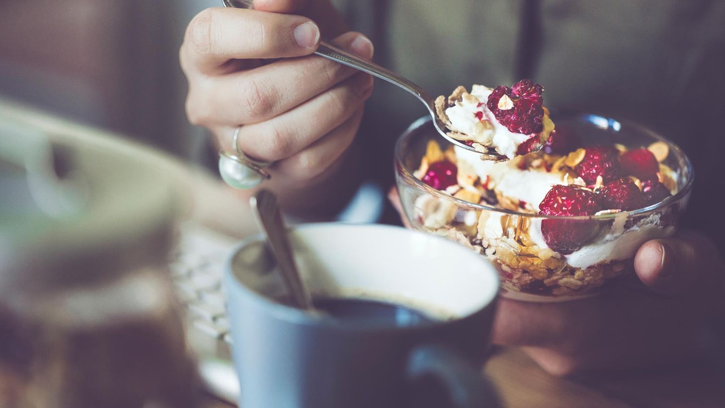 Ernährung: Viele Gesundheits- und Foodblogger propagieren Granola gewissermaßen als gesundes Frühstück. Das stimmt unter Umständen für ein selbst hergestelltes Knuspermüsli. Schließlich weiß man nur dann, welche Zutaten und wie viel Zucker darin stecken. Für Granola aus dem Supermarkt gilt: besser meiden. Die meisten Fertigmischungen enthalten zu viel Zucker. Viele Gesundheits- und Foodblogger propagieren Granola gewissermaßen als gesundes Frühstück. Das stimmt unter Umständen für ein selbst hergestelltes Knuspermüsli. Schließlich weiß man nur dann, welche Zutaten und wie viel Zucker darin stecken. Für Granola aus dem Supermarkt gilt: besser meiden. Die meisten Fertigmischungen enthalten zu viel Zucker.