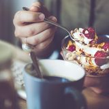 Viele Gesundheits- und Foodblogger propagieren Granola gewissermaßen als gesundes Frühstück. Das stimmt unter Umständen für ein selbst hergestelltes Knuspermüsli. Schließlich weiß man nur dann, welche Zutaten und wie viel Zucker darin stecken. Für Granola aus dem Supermarkt gilt: besser meiden. Die meisten Fertigmischungen enthalten zu viel Zucker.