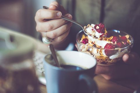 Viele Gesundheits- und Foodblogger propagieren Granola gewissermaßen als gesundes Frühstück. Das stimmt unter Umständen für ein selbst hergestelltes Knuspermüsli. Schließlich weiß man nur dann, welche Zutaten und wie viel Zucker darin stecken. Für Granola aus dem Supermarkt gilt: besser meiden. Die meisten Fertigmischungen enthalten zu viel Zucker.