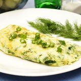 Lange Zeit wurde der Verzehr von Eiern und vor allem vom Eigelb für einen hohen Cholesterin-Spiegel verantwortlich gemacht. Das ist mittlerweile überholt. Im Gegenteil: Eier sind wahre Nährstoffbooster. Mit Ausnahme von Vitamin C enthalten Eier alle Vitamine und Nährstoffe, die der Körper braucht. Zudem stecken wertvolle Proteine und Fette im Eigelb. Schluss also mit Eiweiß-Omeletts als vermeintliche Alternative, genießen Sie lieber Eggs Benedict.