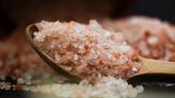 Himalayasalz gilt als Nährstofflieferant: Es enthält Kalzium, Kalium, Eisen, Magnesium und weitere Spurenelemente. Trotzdem ist das Salz überbewertet - und ziemlich teuer. Seine Nährstoffe sollte man niemals über Salz oder Zucker decken, sondern lieber über Obst und Gemüse. 