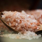 Himalayasalz gilt als Nährstofflieferant: Es enthält Kalzium, Kalium, Eisen, Magnesium und weitere Spurenelemente. Trotzdem ist das Salz überbewertet - und ziemlich teuer. Seine Nährstoffe sollte man niemals über Salz oder Zucker decken, sondern lieber über Obst und Gemüse. 