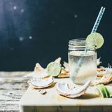 Kokoswasser ist eine gute Quelle für Kalium und andere Mineralstoffe, trotzdem ist das Wasser der Kokosfrucht nicht besser als ein Glas Wasser oder ein Stück frisches Obst. 