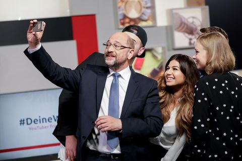 Zum Abschluss och ein Selfie: Martin Schulz nach dem Interview mit Nihan Sen (m.) und Lisa Sophie (r.)