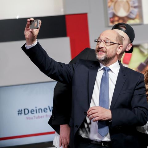 Zum Abschluss och ein Selfie: Martin Schulz nach dem Interview mit Nihan Sen (m.) und Lisa Sophie (r.)