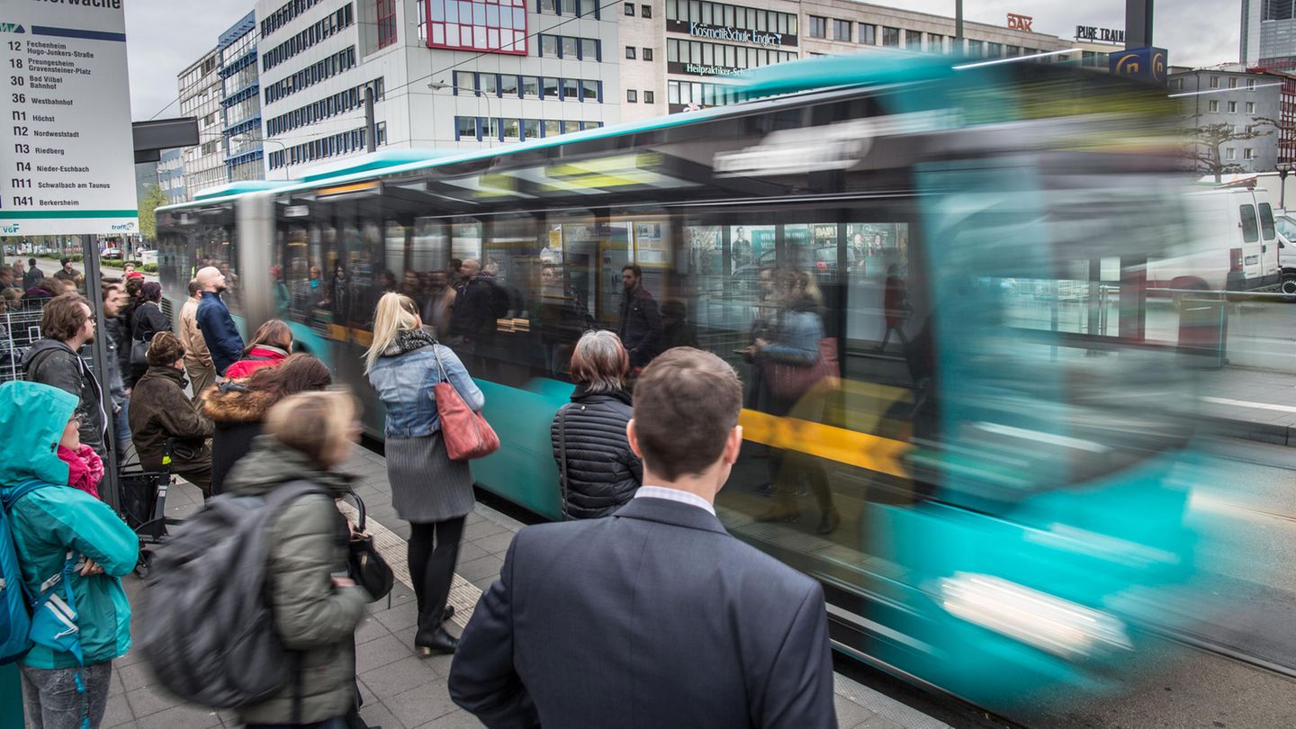 An der Konstablerwache in Frankfurt stehen Menschen und warten auf ihren Bus oder ihre Straßenbahn