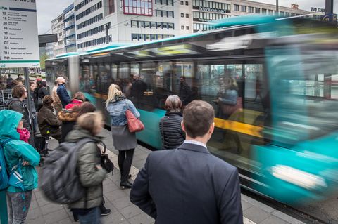 An der Konstablerwache in Frankfurt stehen Menschen und warten auf ihren Bus oder ihre Straßenbahn