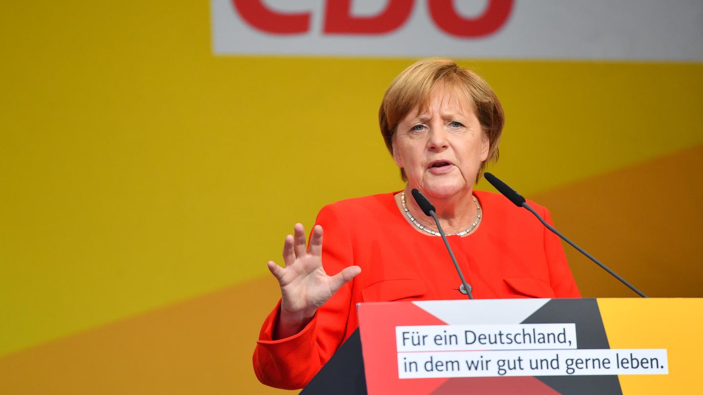 Angela Merkel bei Wahlkampfauftritt in Heidelberg mit Tomaten beworfen