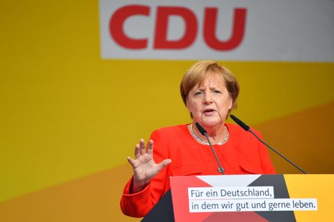Angela Merkel bei Wahlkampfauftritt in Heidelberg mit Tomaten beworfen