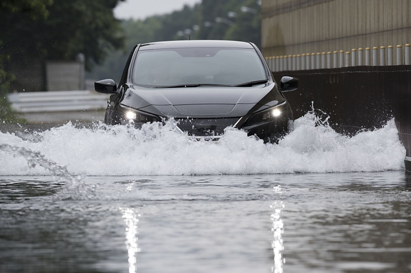 Nissan Leaf II 2018 bei der Wasserdurchfahrt