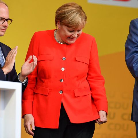 Bundeskanzlerin Angela Merkel schaut bei einer Wahlkampfveranstaltung in Heidelberg auf einen Fleck auf ihrer Jacke. Aus dem Publikum hatte jemand eine Tomate auf einen Tisch geworfen, der vor ihr stand