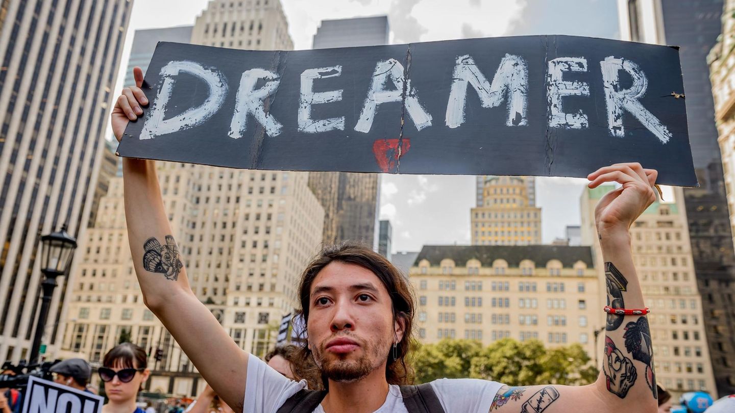 Ein junger Mann protestiert in New Yorki gegen Donald Trump und sein Stopp des "Dreamer-Programms"