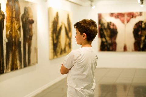 Ein Kind in einem Museum