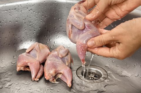 No-Go aus hygienischer Sicht: Geflügel waschen