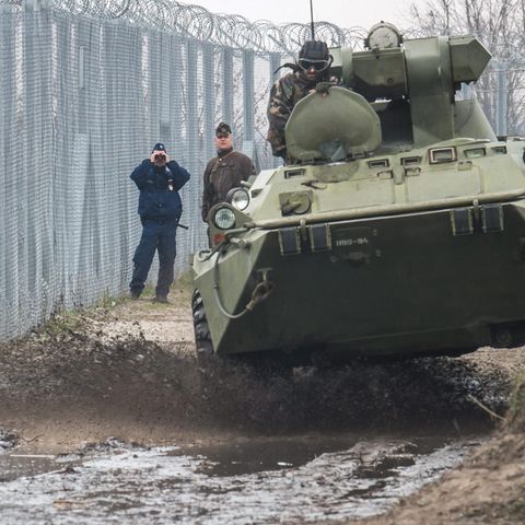 Ein ungarischer Panzerwagen patrouilliert an der Grenze zu Serbien
