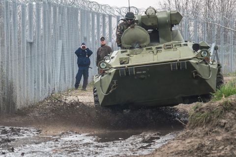 Ein ungarischer Panzerwagen patrouilliert an der Grenze zu Serbien