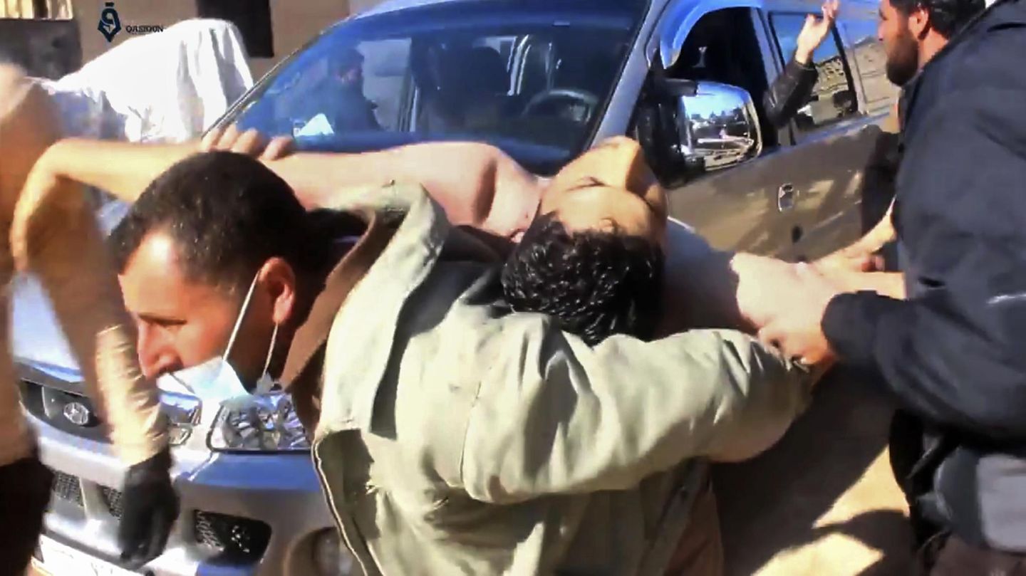 Zwei Männer kurz nach der Sarin-Bombe in Syrien.