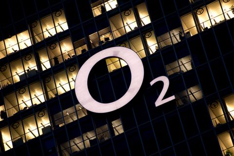 Das O2 Logo an einem Hochhaus