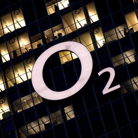 Das O2 Logo an einem Hochhaus