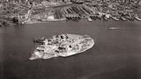 Blick zurück aus der Vogelperspektive: 1931 war in North Brother Island alles noch übersichtlich und die Krankenanstalt voll funktionsfähig. Im Hintergrund sind die Ausläufer der Bronx zu sehen.