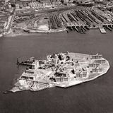 Blick zurück aus der Vogelperspektive: 1931 war in North Brother Island alles noch übersichtlich und die Krankenanstalt voll funktionsfähig. Im Hintergrund sind die Ausläufer der Bronx zu sehen.