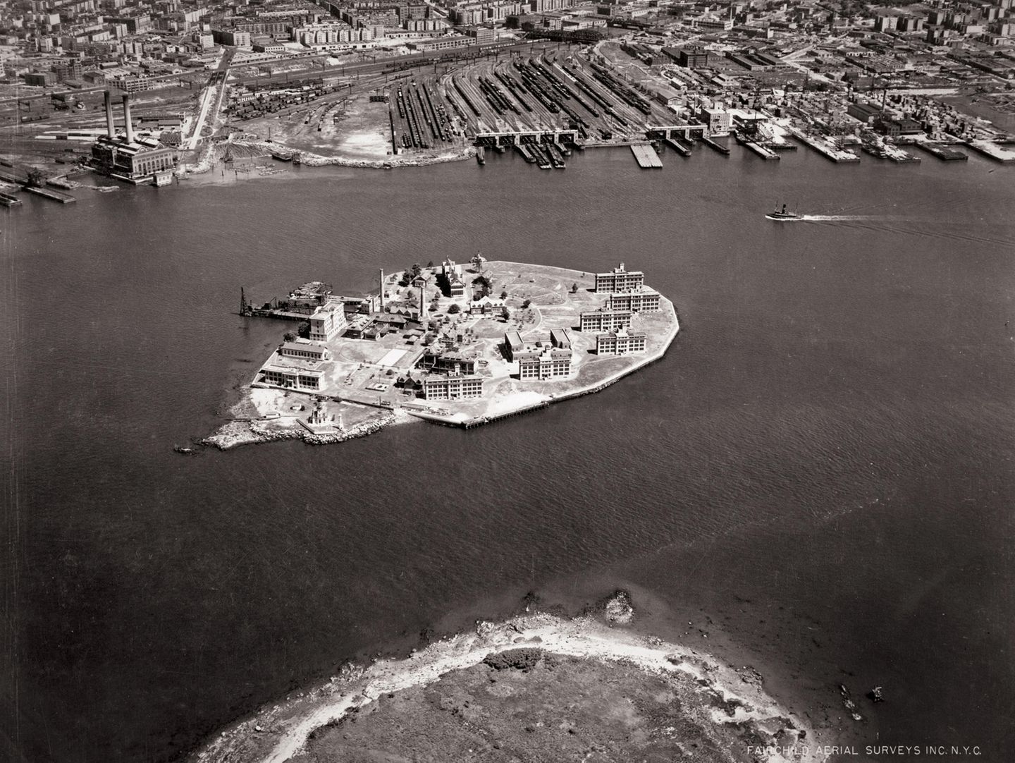 Blick zurück aus der Vogelperspektive: 1931 war in North Brother Island alles noch übersichtlich und die Krankenanstalt voll funktionsfähig. Im Hintergrund sind die Ausläufer der Bronx zu sehen.