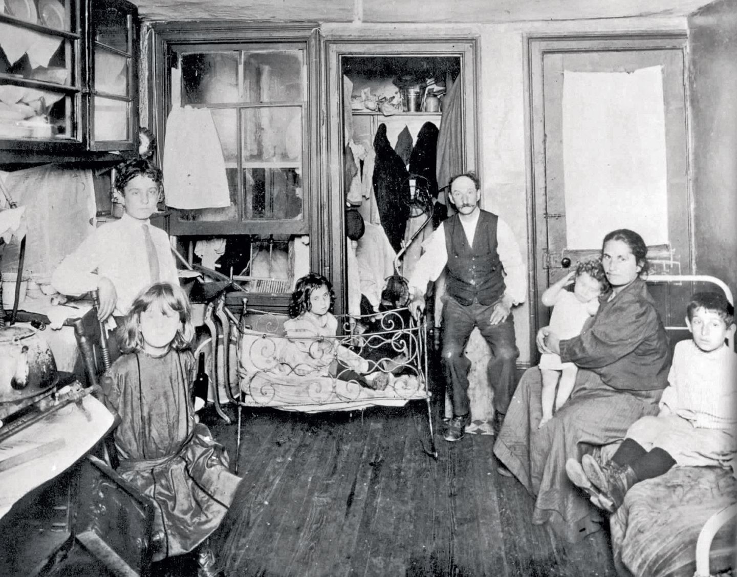 Der berühmte Journalist und Fotograf Jacob Riis, der Pionier sozialdokumentarischer Fotografie in den USA, besuchte im Rahmen seiner Reportagen mehrmals North Brother Island.