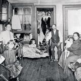 Der berühmte Journalist und Fotograf Jacob Riis, der Pionier sozialdokumentarischer Fotografie in den USA, besuchte im Rahmen seiner Reportagen mehrmals North Brother Island.