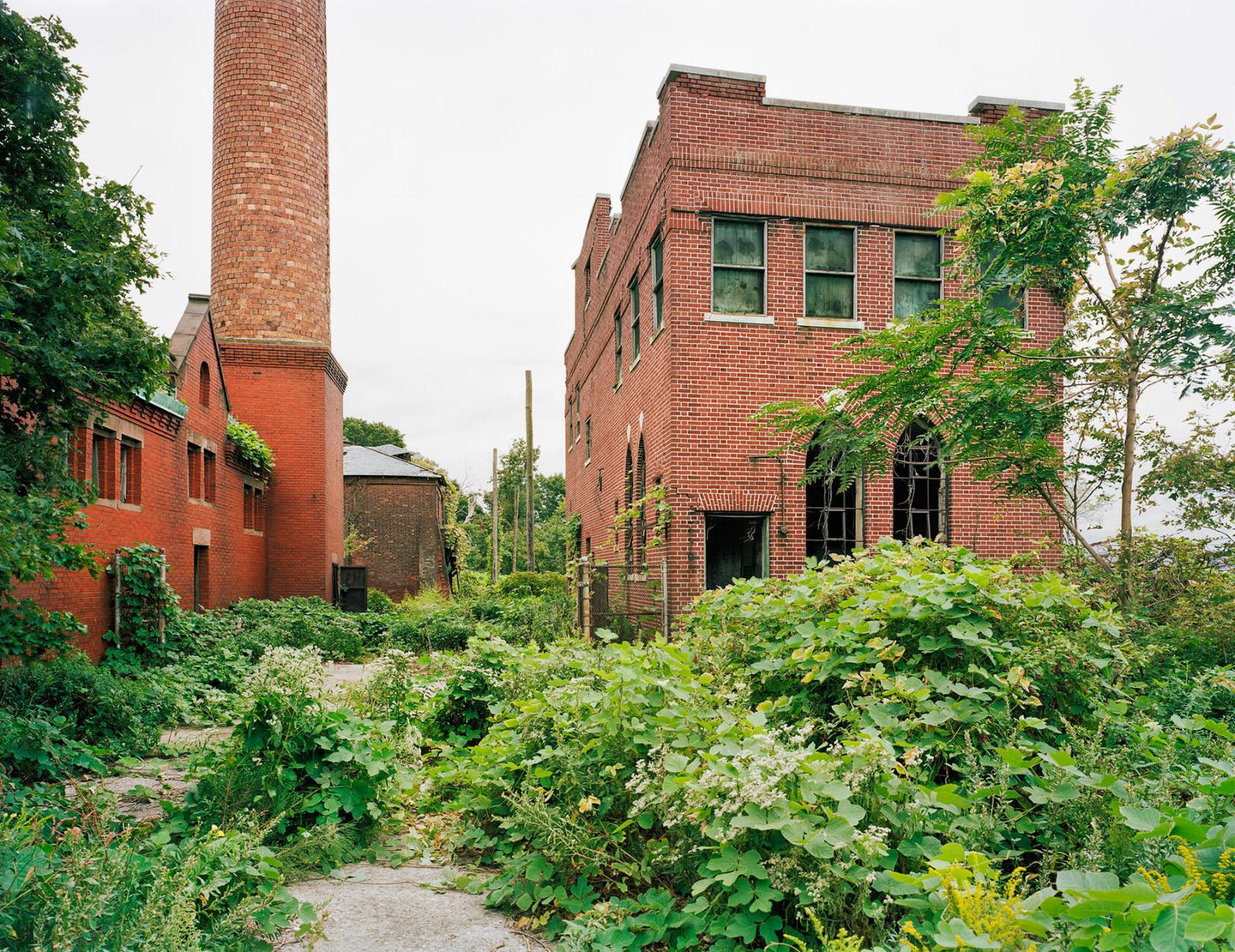 Mitten im Grünen gelegen: das ehemalige Leichenschauhaus des Krankenhauses.