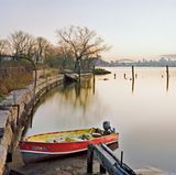 Blick vom Inselufer bei Hochwasser auf Manhattan