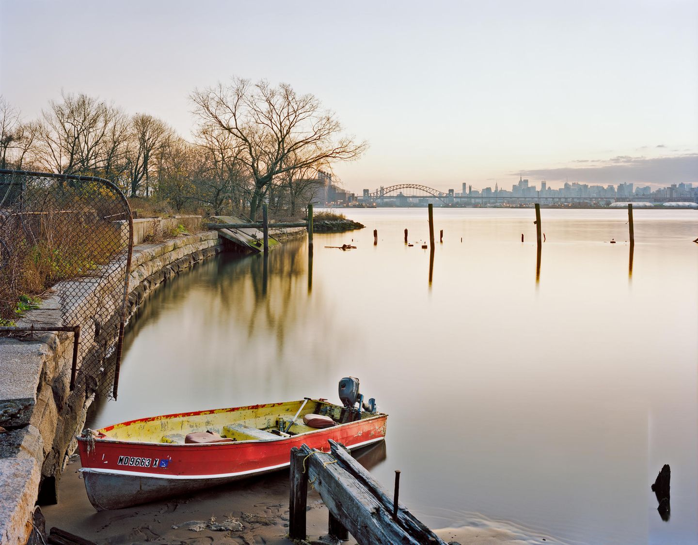 Blick vom Inselufer bei Hochwasser auf Manhattan
