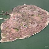 Bild 1 von 10 der Fotostrecke zum Klicken:  North Brother Island aus der Luft: Seit den frühen 1960er Jahren ist die Insel verlassen. Einst behandelten Ärzte in den heute verfallenen Gebäuden des Riverside Hospitals Hunderte von Patienten, die an Seuchen erkrankt waren.