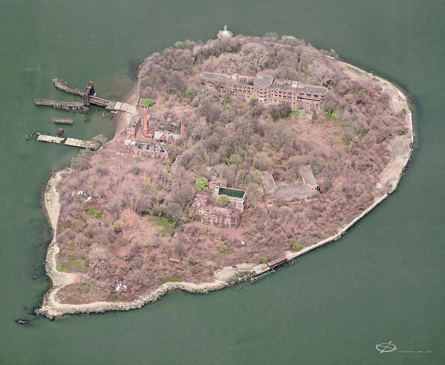 Bild 1 von 10 der Fotostrecke zum Klicken:  North Brother Island aus der Luft: Seit den frühen 1960er Jahren ist die Insel verlassen. Einst behandelten Ärzte in den heute verfallenen Gebäuden des Riverside Hospitals Hunderte von Patienten, die an Seuchen erkrankt waren.