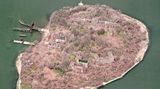 Bild 1 von 10 der Fotostrecke zum Klicken:  North Brother Island aus der Luft: Seit den frühen 1960er Jahren ist die Insel verlassen. Einst behandelten Ärzte in den heute verfallenen Gebäuden des Riverside Hospitals Hunderte von Patienten, die an Seuchen erkrankt waren.