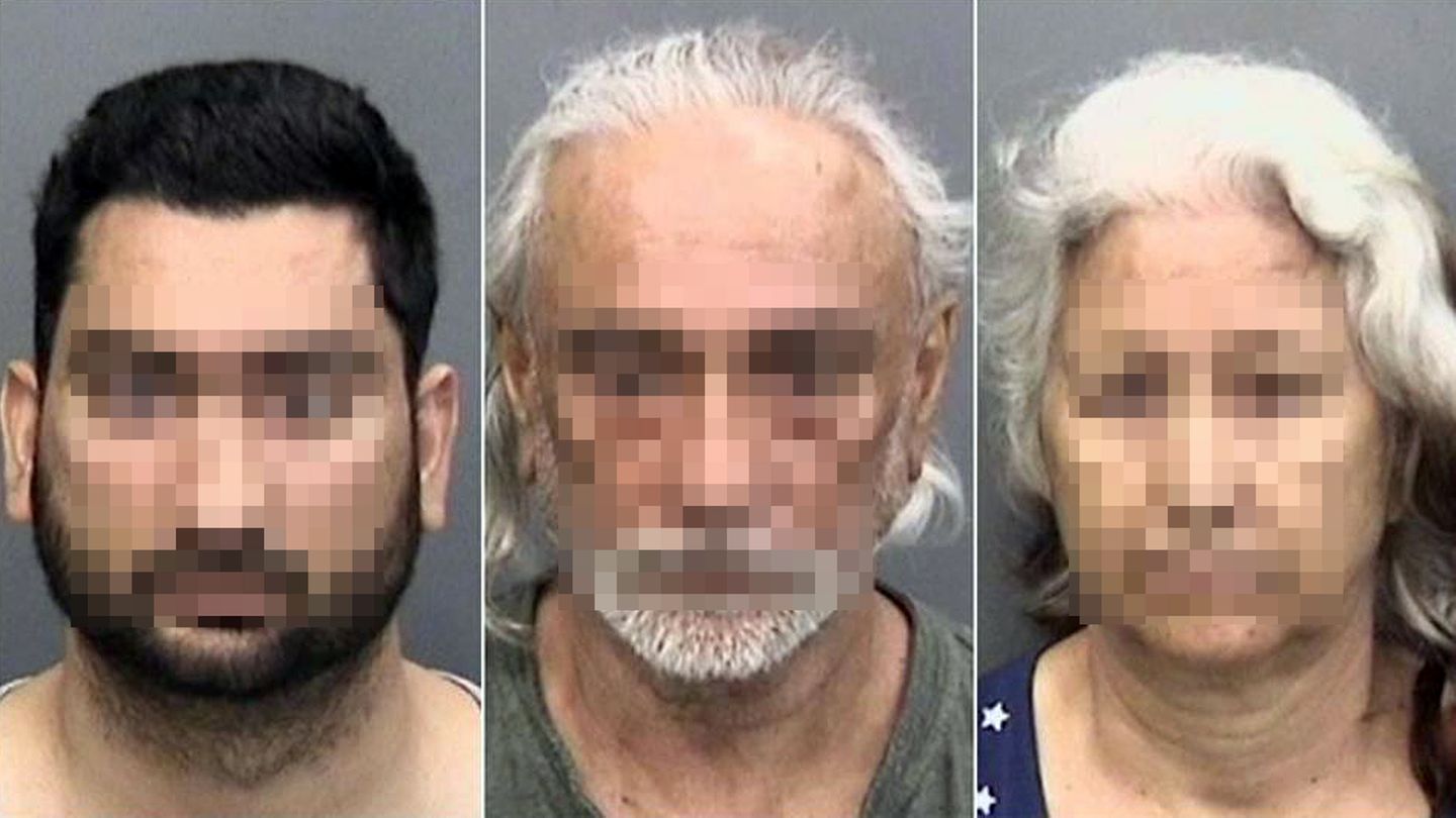 Eine Kombo aus drei Polizeifotos zeigt einen kräftigen, schwarzhaarigen Mann links und seine weißhaarigen Eltern rechts von ihm