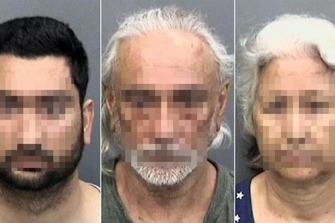 Eine Kombo aus drei Polizeifotos zeigt einen kräftigen, schwarzhaarigen Mann links und seine weißhaarigen Eltern rechts von ihm