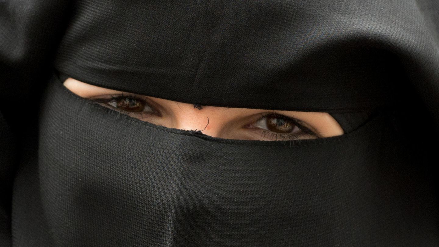 Die Frau, die die Verkäuferin des Modegeschäftes attackierte, trug den Angaben zufolge einen Nikab, hier ein Symbolbild.